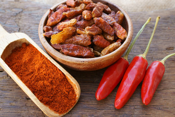 Chilischoten, getrocknete Chili und Chilipulver