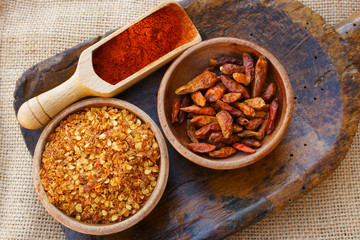 Getrockneter Chili, zerstoßen und als Pulver