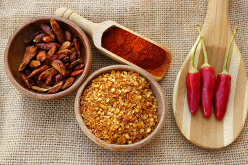 Chili als Schote, getrocknet, zerstoßen und als Pulver