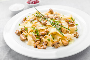 Champignons mit Nudeln und Soße