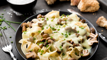 Champignons mit Nudeln und Soße