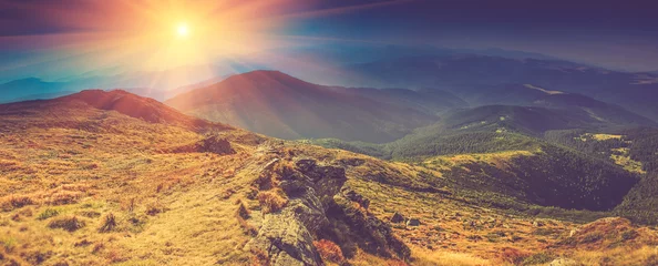 Foto op Canvas Prachtig panoramisch landschap in de bergen bij zonneschijn. © vovik_mar