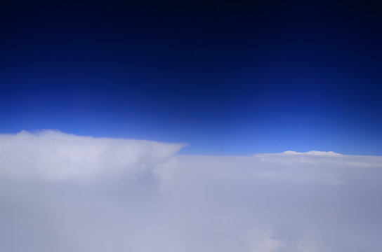 weisse wolken und blauer himmel