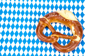 Bier und Brezel auf bayrischen Hintergrund