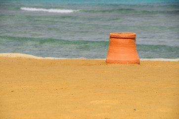 mistkuebel aus ton am strand