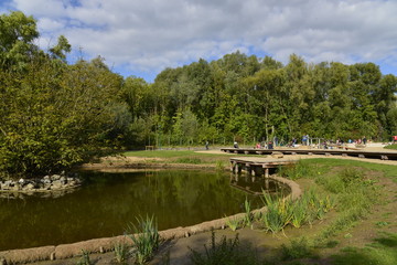 Bout réaménagé du grand étang du parc Roi Baudoin de Jette à Bruxelles