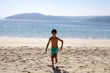 Niño corriendo por la playa