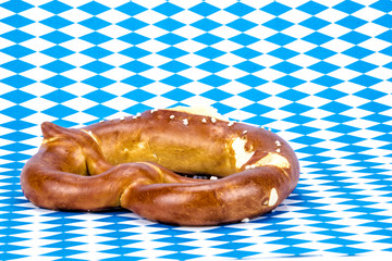 Bier und Brezel auf bayrischen Hintergrund