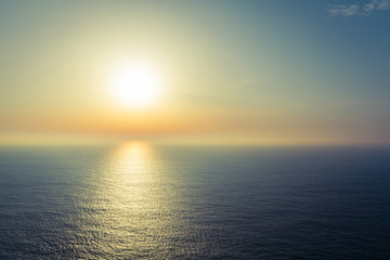 Zonsondergang aan zee