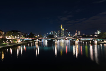 Fototapeta na wymiar Frankfurt am Main Skyline bei Nacht