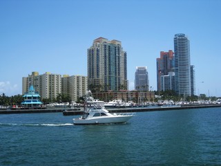 Fototapeta na wymiar Miami-Beach Skyline mit Yacht Club at Portofino