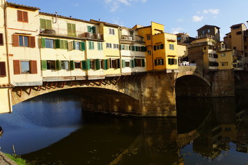 Fototapeta na wymiar Ponte Vecchio, Segmentbogenbrücke über den Arno