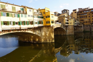 Fototapeta na wymiar Ponte Vecchio, Segmentbogenbrücke über den Arno