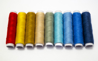 Bobines de fil à coudre multicolore