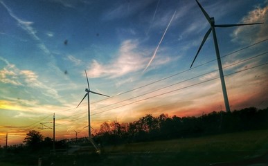 Fototapeta premium Windräder im Sonnenaufgang