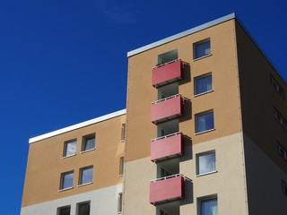 Neue Farbgestaltung an Hochhaus der 1960er Jahre