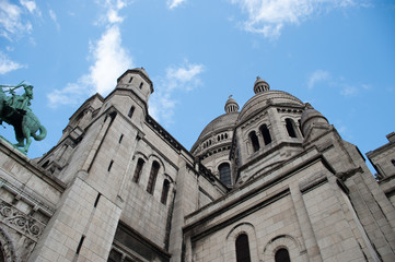 Vista contrapicada de la iglesia del Sagrado Corazón en el Barrio de Montmartre en París