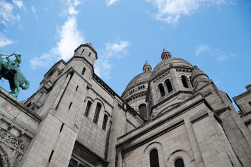 Fototapeta premium Vista contrapicada de la iglesia del Sagrado Corazón en el Barrio de Montmartre en París
