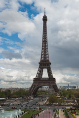 Fototapeta na wymiar Paisaje de Torre Eiffel sobre avenida 