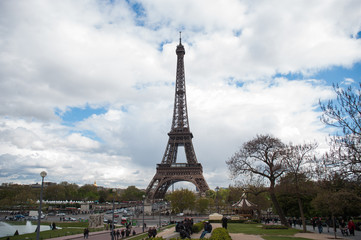 Turistas cerca de Torre Eiffel
