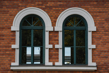 Fototapeta na wymiar bogenfenster wasserkraftwerk ziegelfassade