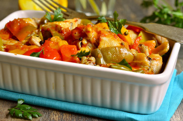 Chicken stewed in tomato sauce with bell pepper.