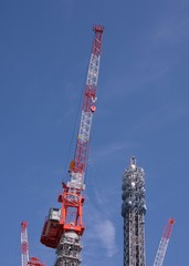 青空、クレーンと鉄塔