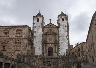 Fototapeta na wymiar Hermosa ciudad monumental de Cáceres situada en la región de Extremadura, España