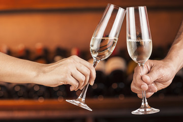 hand man and woman with glasses of champagne 