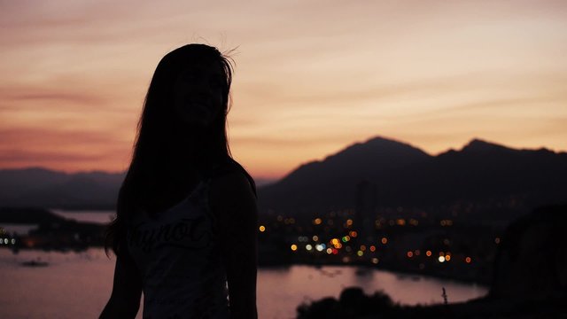 silueta mujer joven en puesta de sol Murcia puerto de Mazarr&oacute;n