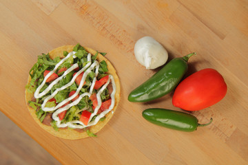 Tostadas Mexicanas con chile jalapeño, tomate, ajo y crema.