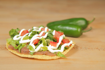 Tostadas Mexicanas con chile jalapeño, tomate, ajo y crema.
