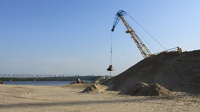 Unloading of barge