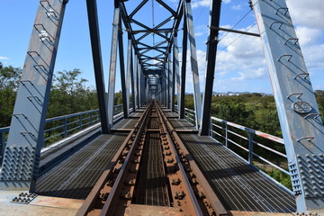 線路（鉄橋付近）／山形県の庄内地方で羽越本線の線路（単線）を撮影したローカルイメージの写真です。赤川（一級河川）に架かる鉄橋付近で撮影した写真になります。