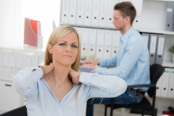 Fototapeta premium geschäftsfrau hat verspannungen im nackenbereich