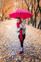 танцующая девушка в осеннем парке, с красным зонтом