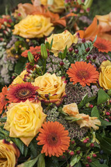 Gelbe Rosen und oragne Gerbera