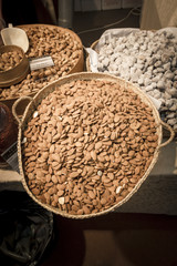 Almendras a granel. Venta en el mercado de almendras a granel.