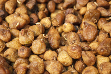 Venta de higos a granel. Puesto de frutos secos en el mercado.