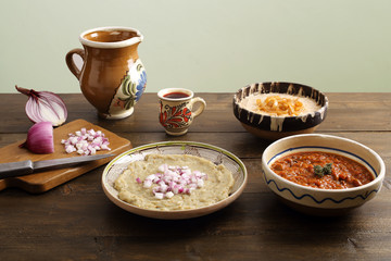 alimentazione vegetariana con crema di fagioli di melanzane e peperonata sfondo rustico