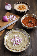 alimentazione vegetariana con crema di fagioli di melanzane e peperonata sfondo rustico