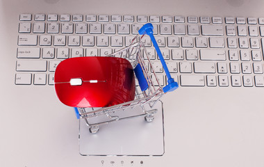 E-commerce. Shopping cart with cardboard boxes on laptop. - Stoc