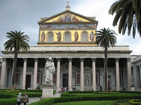 Sankt Paul vor den Mauern in Rom, Hauptfassade, San Paolo in fuori la Mura, darin befinden sich Mosaike aller P&auml;pste