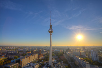 Fototapeta premium Berlińska wieża telewizyjna na Alexanderplatz o zachodzie słońca
