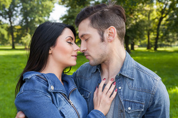 Fototapeta premium an intimate moment in the park