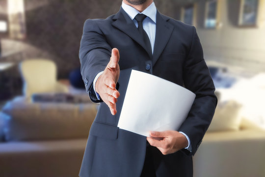 stretta di mano uomo in ufficio per colloquio di lavoro