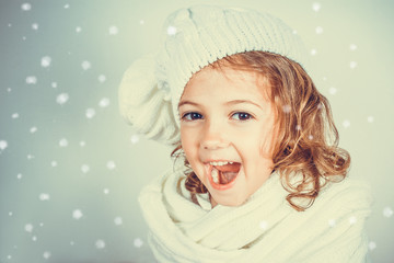 bambina di 5 anni felice con cappello e sciarpa 