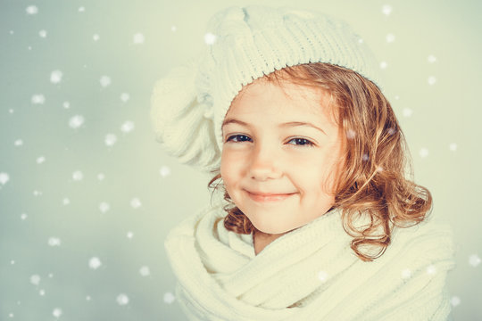 bambina contenta con cappello e sciarpa