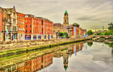 Naklejka premium Widok na Dublin z rzeką Liffey - Irlandia