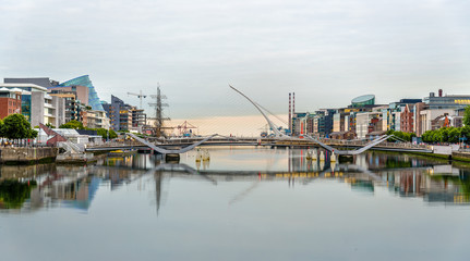 Naklejka premium Widok na most Samuela Becketta w Dublinie, Irlandia